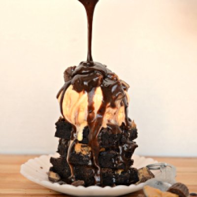 The Ultimate Chocolate Peanut Butter Brownie Sundaes