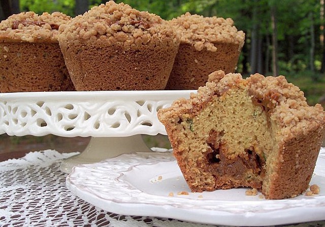 Featured Image for post Crumb Topped Caramel Zucchini Muffins 