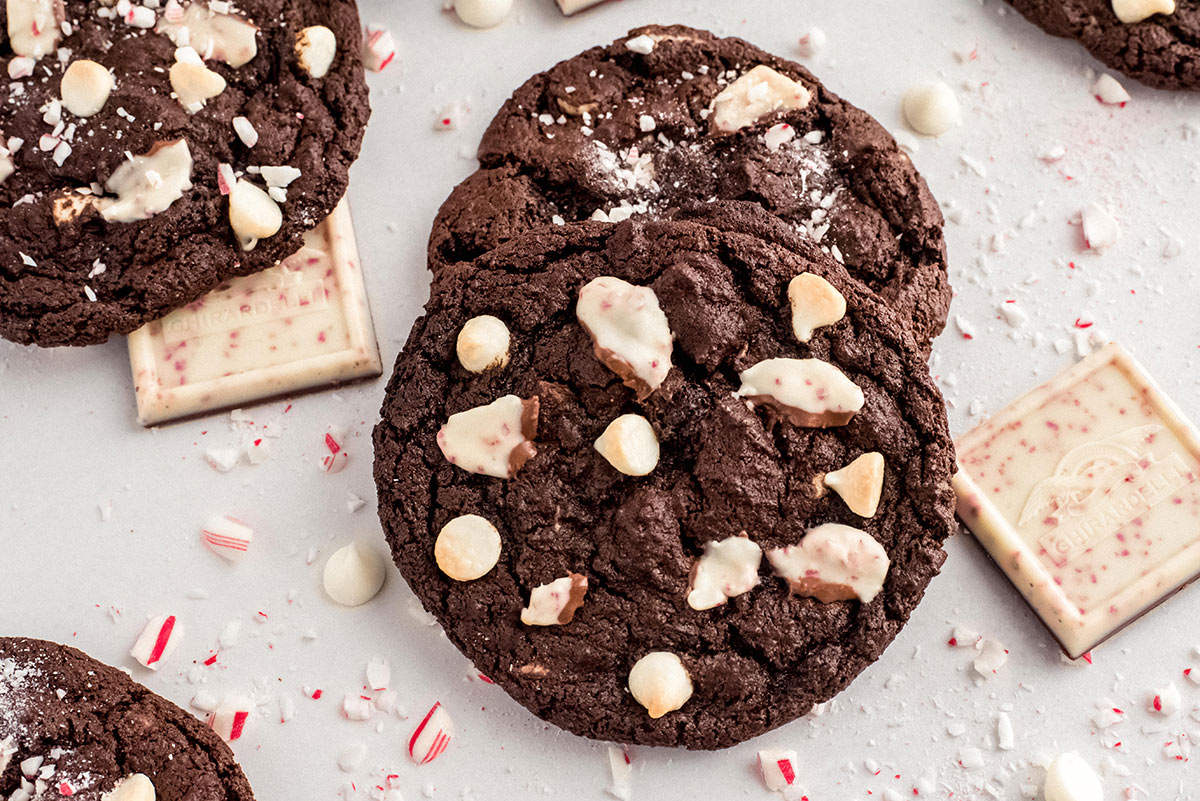 chocolate peppermint cookies with crushed candy canes