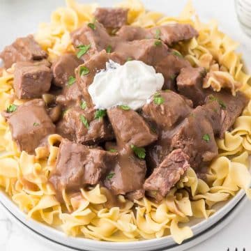 plate of round steak beef and noodles recipe with sour cream in the middle